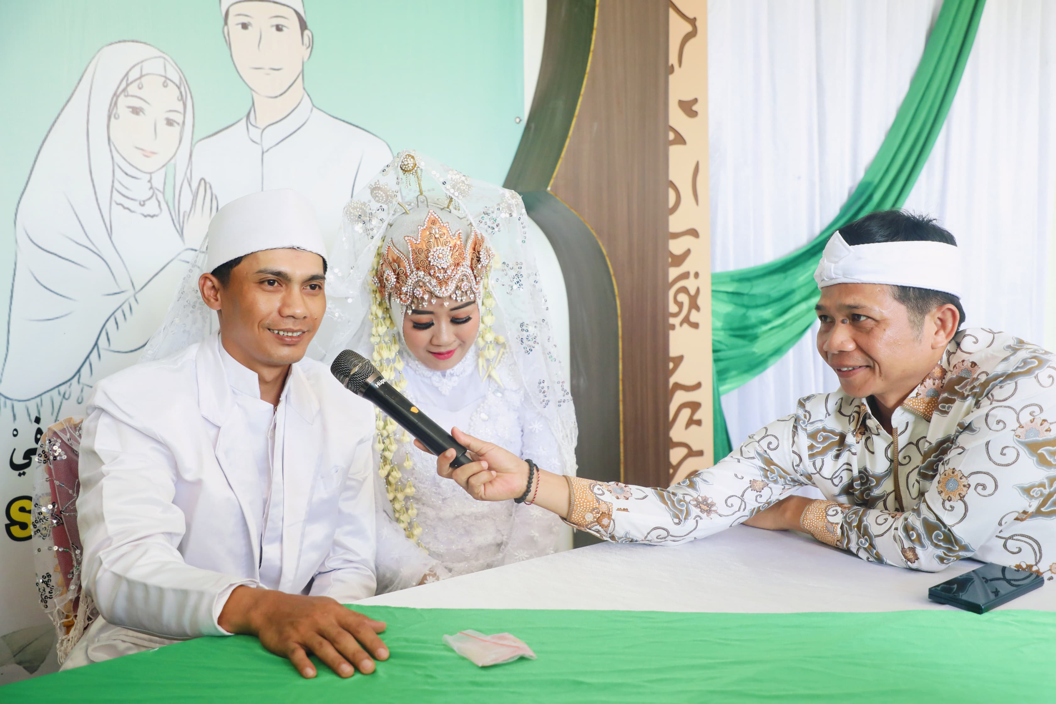 Dua pasangan pengantin ikuti program nikah hemat di KUA