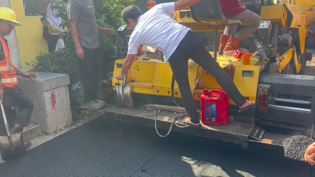 Sidak Proyek Jalan, Gercep Bupati Purwakarta Om Zein Langsung Cek Ketebalan Hotmix Usai Laporan Warga