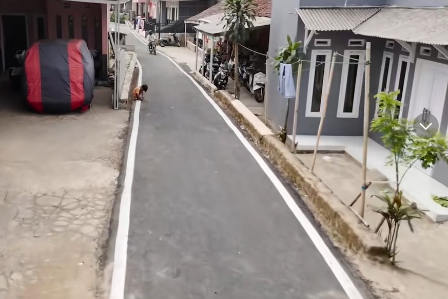 Warga Sukamanah Purwakarta Gembira, Om Zein Kebut Jalan Rusak Jadi Mulus: "Sabar, Semua Bakal Diperbaiki!"