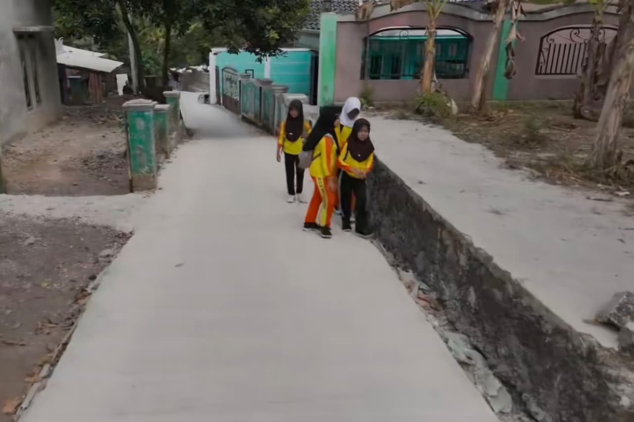 Bukan Cuma Kota, Om Zein Rambah Pedesaan: Jalan Desa Pasirjambu Purwakarta Kini Mulus Total!